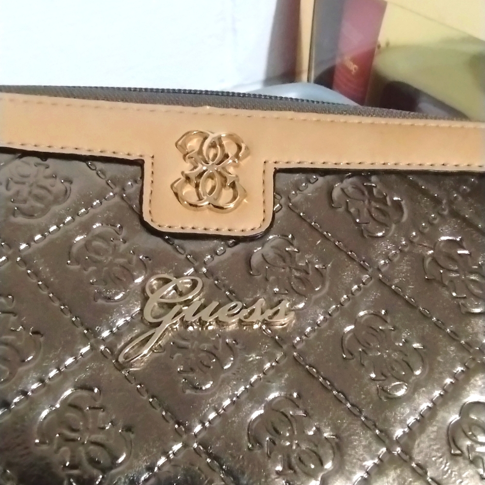 Ladies Large Guess Zip-Around Wristlet